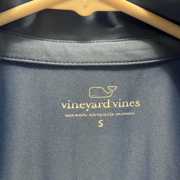 Ladies Vineyard Vines Golf Shirt 
Size Small
Polyester/Spandex - Picture 4 of 7
